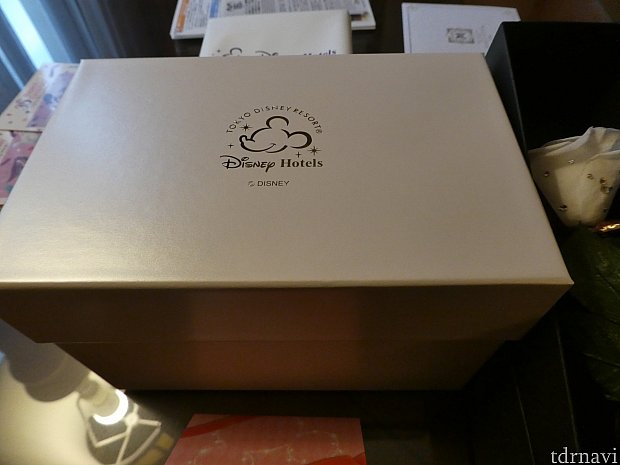 プリザーブドフラワーAは箱に入った状態で置いてありました。