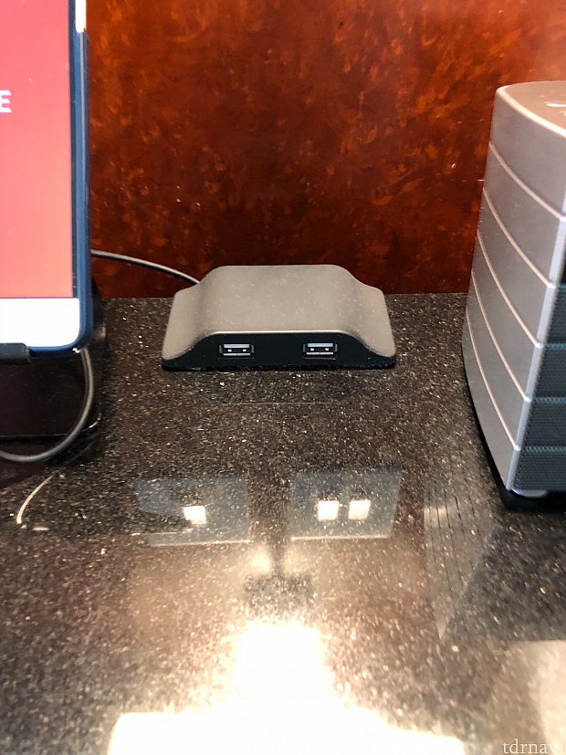 ベッド脇にあるUSBポート。コンセントの変換器がなくても直接デジカメやスマホの充電ができます。