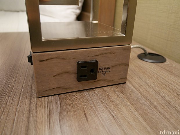 この照明、USBポートの反対面にはコンセントもついており、枕元で2つ充電できちゃいます!
カメラと携帯両方できるって便利✨
キングベッドの部屋はベッドの両側にこの照明がありました!
クイーンベッド2台の部屋は照明1台しかないかも?