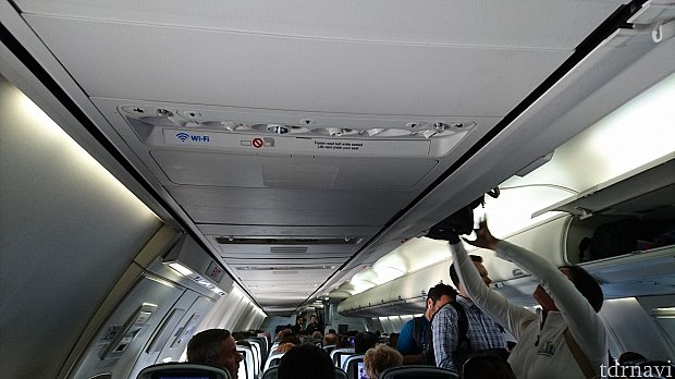 アメリカ国内線。搭乗口が一ヶ所しかなく、乗るのに時間がかかりました。通路も狭め。