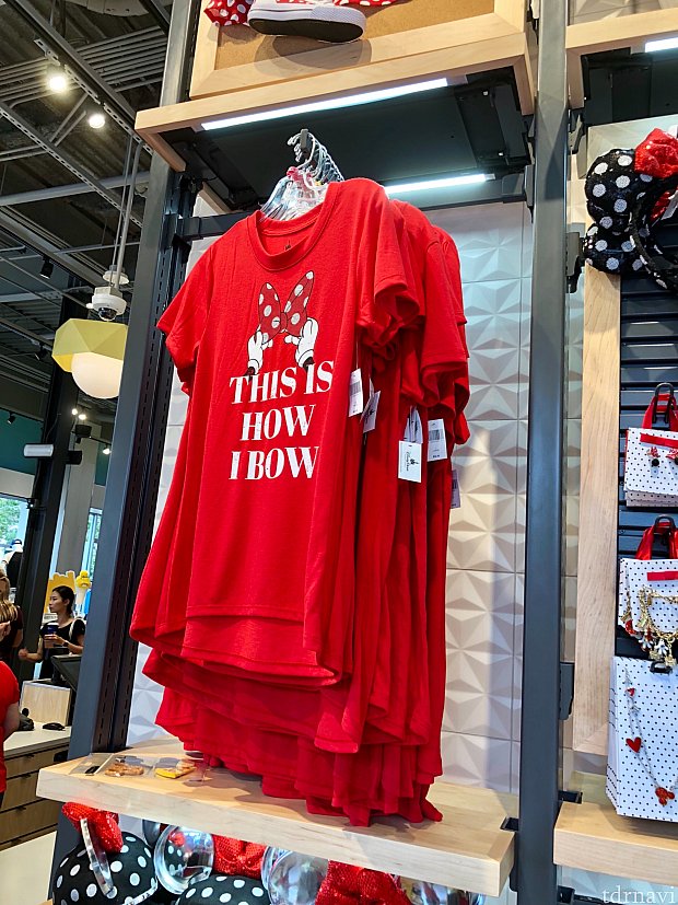 「リボンはこうやって結ぶのよ」ってミニーちゃんのこだわりが感じられるTシャツ。