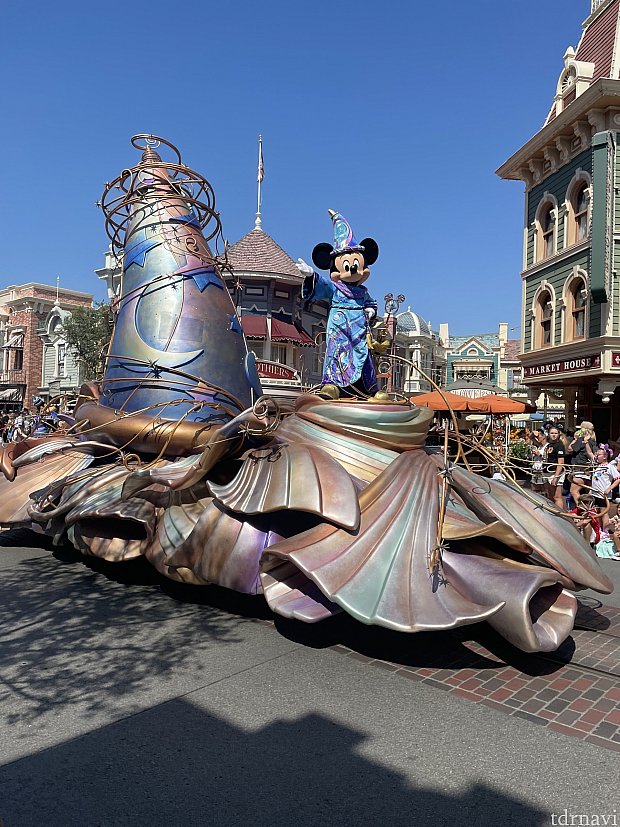 待ち時間15分で立ち見最前列！ダンサブルなパレードを間近で