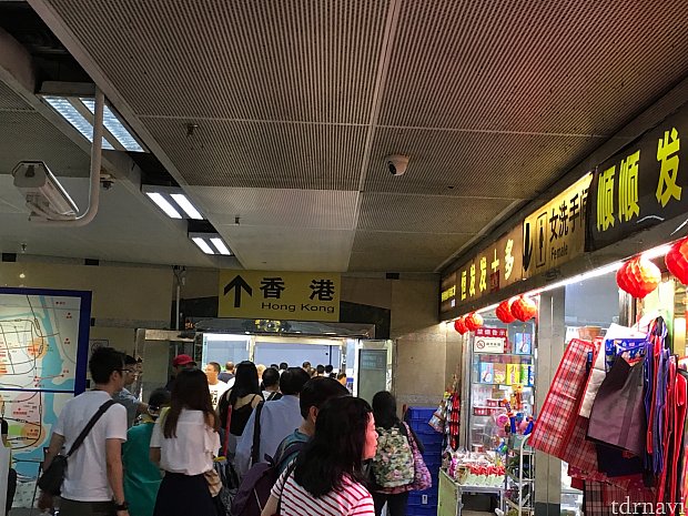 羅湖駅に着いたら、「香港」の案内に沿って出国&入国手続きをします。人が多いので、荷物などご注意を