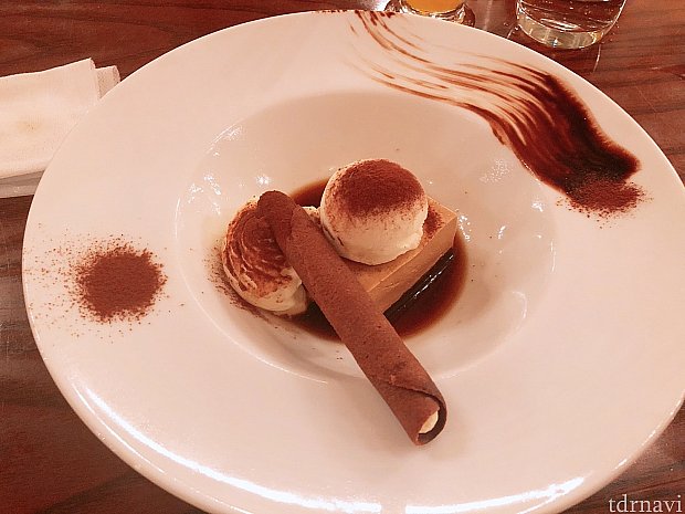 ティラミス
右奥のチョコソースも味の濃さが層になっていて1番濃いところは苦いですがつけて食べるとマッチして美味しかった。