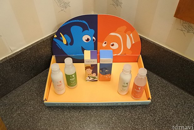 シャワーキャップはニモ柄の箱に、綿棒とコットン、爪やすりがトイストーリー柄の箱に入ってます!
使用していたら補充してくれました。