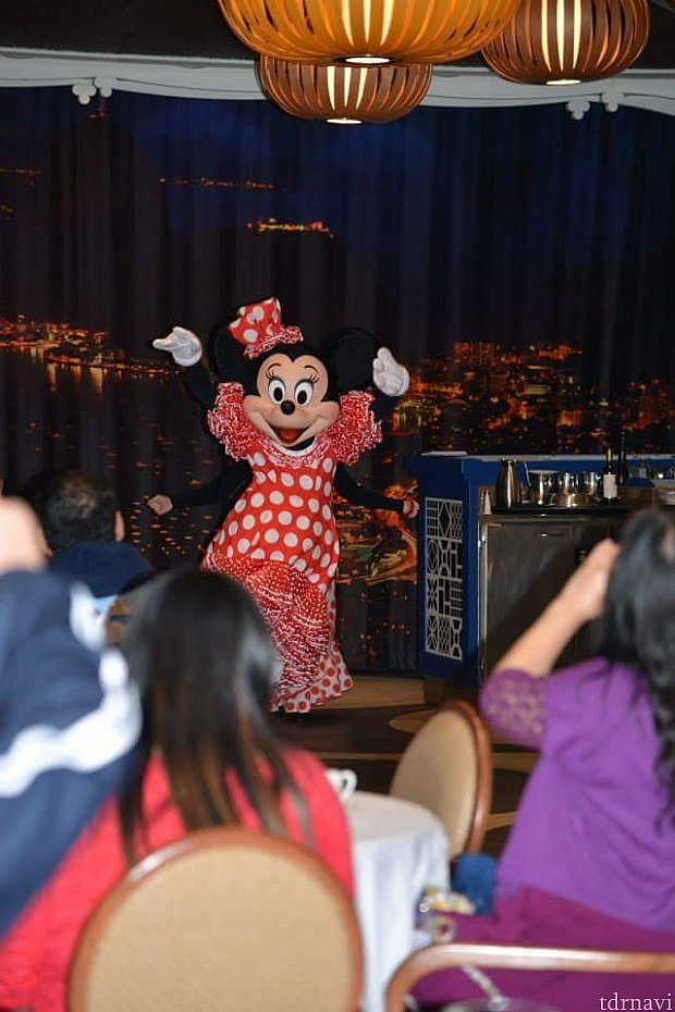 地中海関連クルーズではフラメンコダンサーと共にミニーちゃんも踊ります(*´ω`*)
