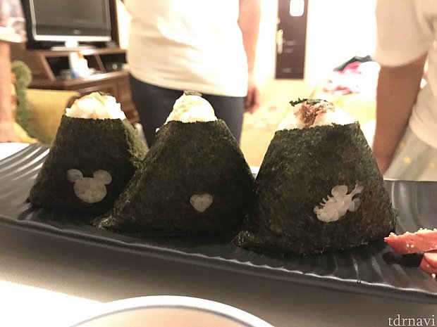 お子ちゃんに嬉しい、おにぎり三種。海苔がミッキーシルエット☆