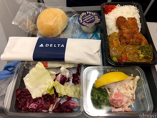 出発後すぐの食事は、カツカレーにしてみました。おそらくエコノミークラスと一緒の食事だったと思います。カツカレーはあまり不味くしようが無さそうですよね。食べれました。カニかまのサラダも付いてきました。