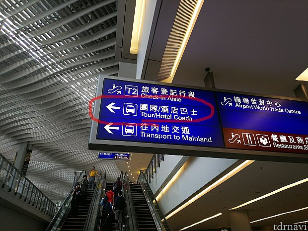terminal2に入ったら、エスカレーターには乗らずに左へ。