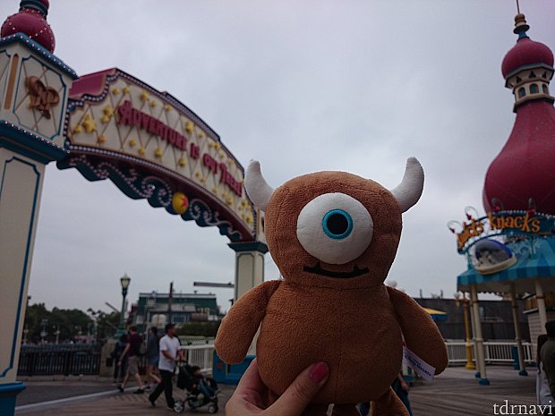 向かって右のお店ですね。
ランプライトラウンジ前から撮影。