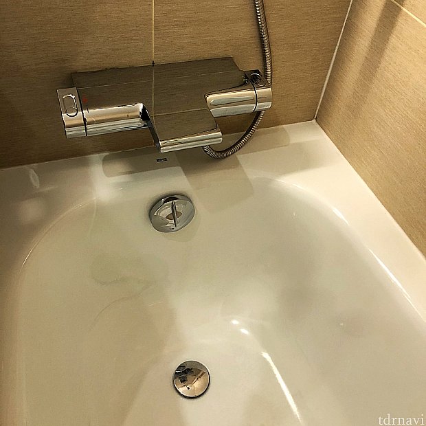 右が、シャワー&カラン切り替え、左が温度です。
水圧は普通、私は排水の栓を外して、
100均の髪の毛取りをテープで留めて使いました。