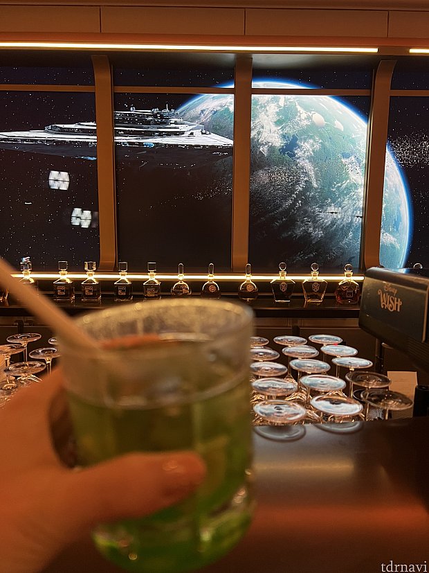 扉を開けたら宇宙船内！惑星を見ながら優雅なひと時。ノンアルコールメニューもあり！ スター・ウォーズ：ハイパースペース・ラウンジ（ディズニークルーズ）