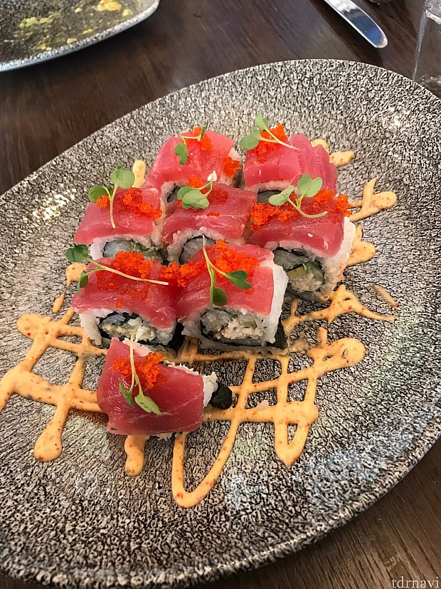 Crab and Tuna Roll。いわゆるカリフォルニアロールというやつかと。