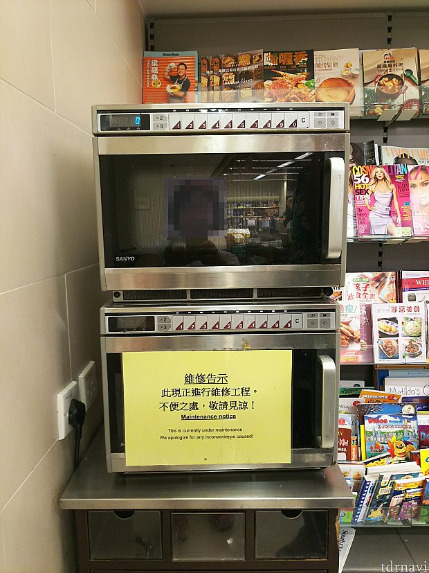 レジ横に電子レンジが2台あるので、チルドや冷凍食品を温めてから持って帰ることも可能です。
ただ、セブンのレンジとは使い方が異なるので注意。