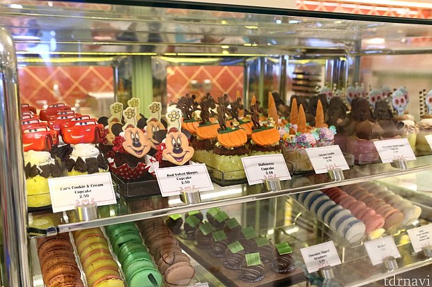 ケーキやマカロンが並んでます