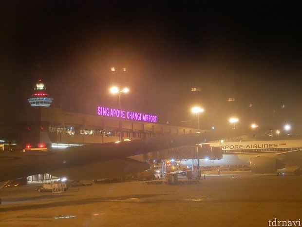 ガラスが曇っちゃっていますが、0:30にチャンギ国際空港に到着!日本との時差はマイナス1時間です。