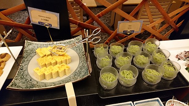 緑色のうどんは素敵な色合いです♪