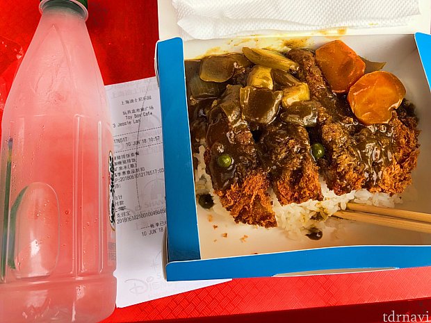 ポテトヘッド右側のカウンターで注文したカツカレー。
ドリンクをミネラルウォーターに変更。