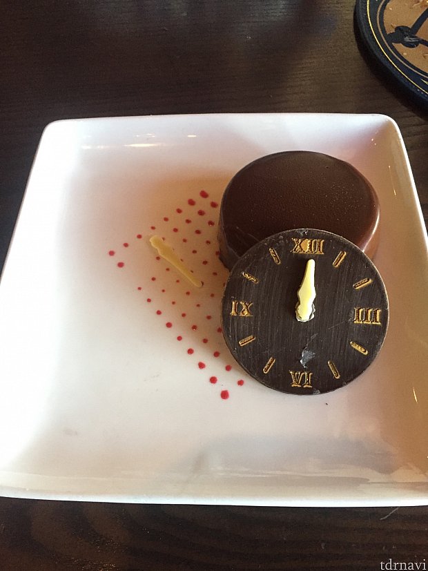 こちらは以前提供されていた The clock strikes twelve
この分厚いチョコプレートが無くなり、ベリーソースが添えられるようになって大分食べやすくなりました。
しかも可愛くもなりましたよね?