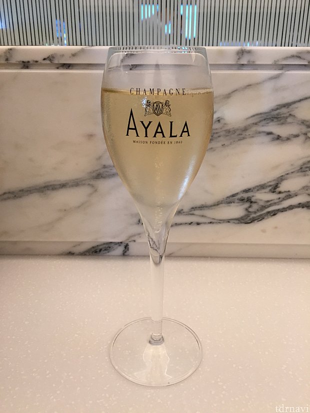 羽田空港ファーストクラスラウンジにて。朝からシャンパン。😁🥂