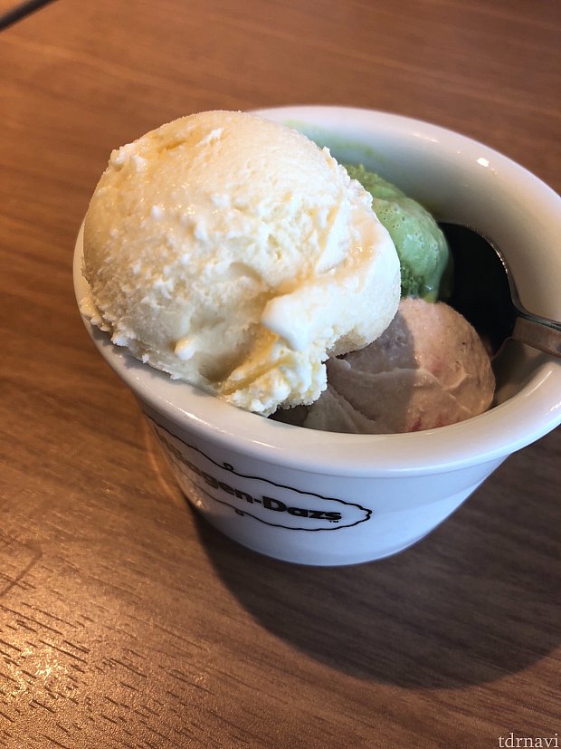 ハーゲンダッツのアイスは、バニラ、ストロベリー、グリーンティーの3種でした😆