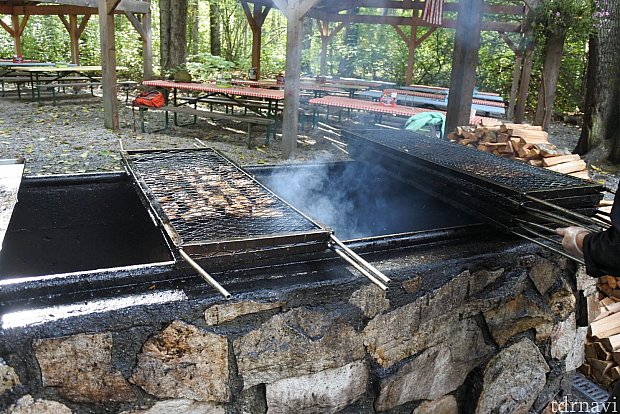 サーモンはこんな感じで焼かれています