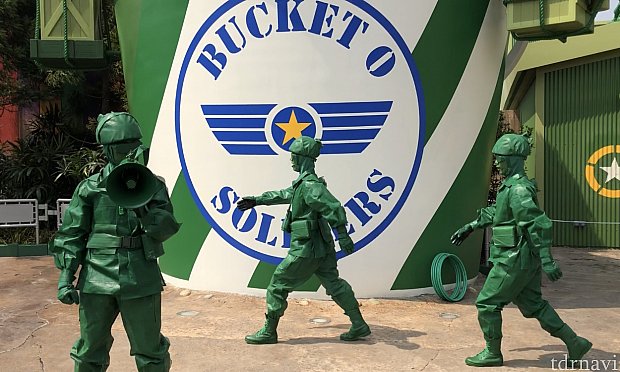 スピーカーを持っているのが軍曹?