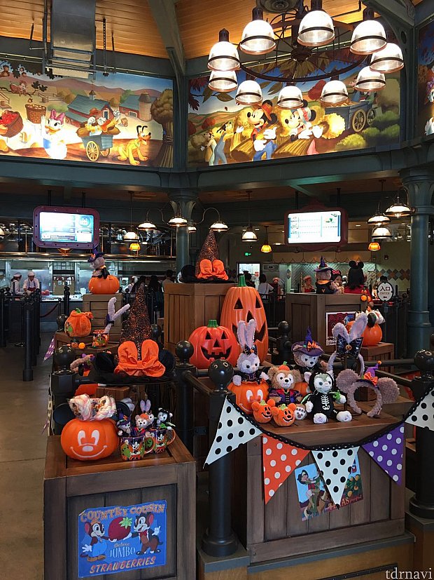 店内にはハロウィングッズのディスプレイがあり雰囲気を盛り上げます🎃