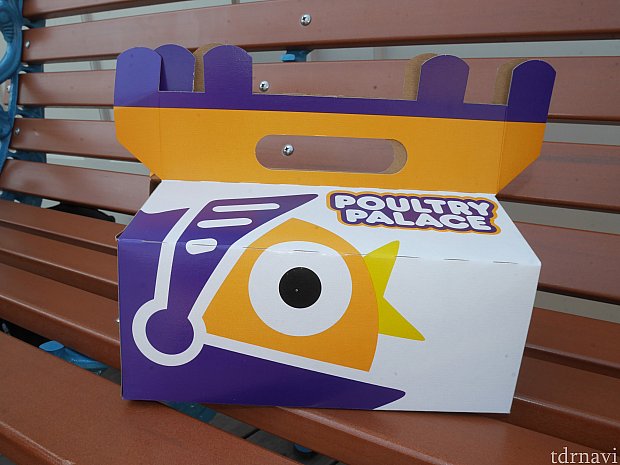 チキンBOX!持ち歩きやすくてよいのですが、きちんと組み立てられていなくて底が抜けそうになりました。持ち運ぶときは一度底面を確認するとよいかも