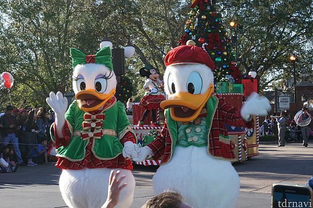 ミッキーのワンス・アポン・ア・クリスマスパレード。最初にプルート、ドナルド、デイジー、アリス、マッドハッター、ピノキオ、ゼペット、ピーターパン、ウェンディなどが歩いて来ました。