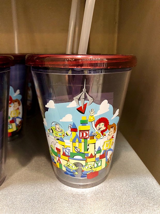 蓋つきドリンクカップ、こちらもロゴ入り。$14.99