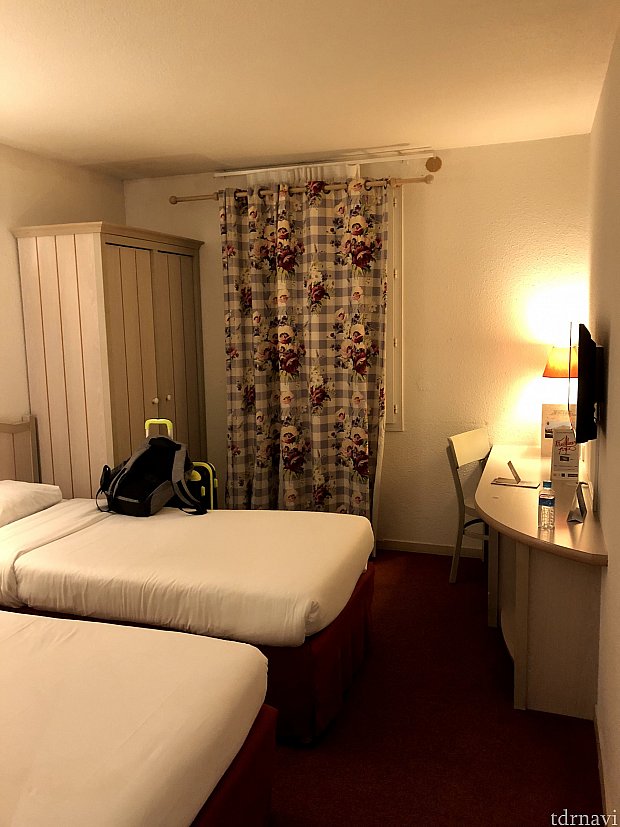 今回はツインのお部屋でした。
3Fだったのでちょっと遠く感じましたが、まぁ格安ですので…