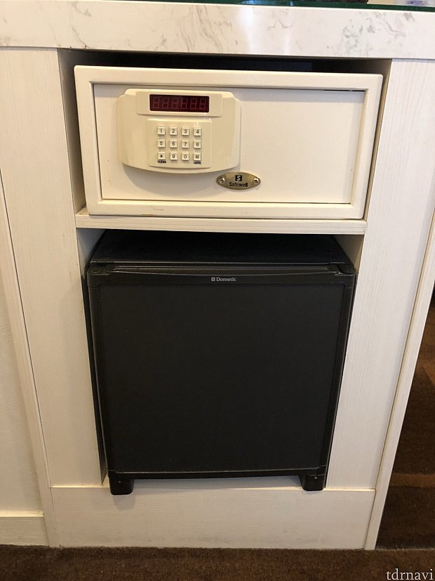 セーフティボックスや冷蔵庫も完備。