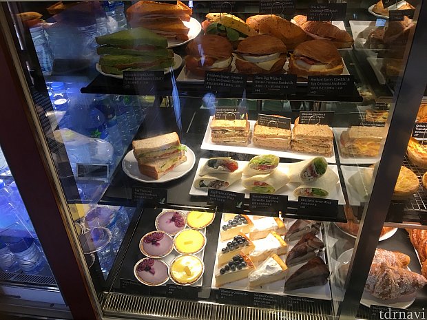 サンドイッチやケーキもあります。香港市内のスタバで売っていたコーヒー味のエッグタルトはなくて残念…