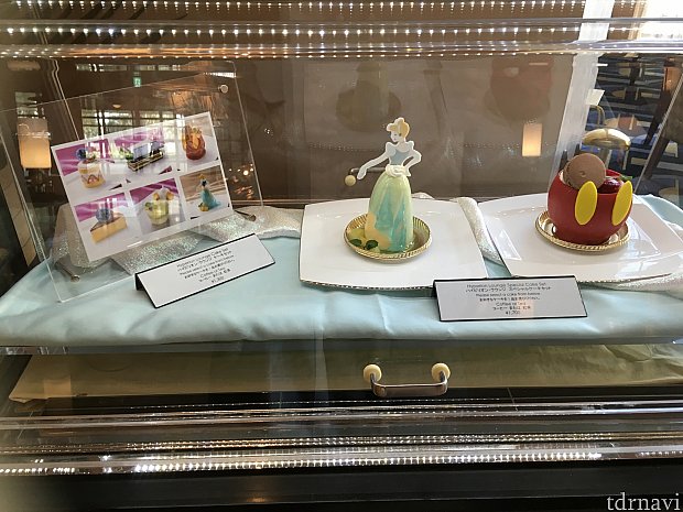 スペシャルケーキセットも惹かれるけど…、