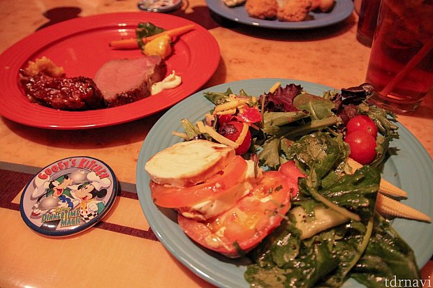 サラダも豊富。BBQのお肉も柔らかくて美味しかったです。左下に写ってる缶バッチが貰えます!