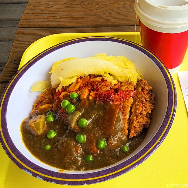 チキンカツカレー。コンボドリンクはホット緑茶(Tバッグ)