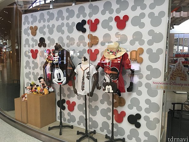 ディズニーリゾートストアなのでディズニーストアの商品とは少しテイストが違います。