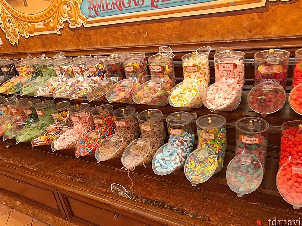 お店の奥には子供が喜びそうなお菓子詰め放題✨100グラム3.49€です!
