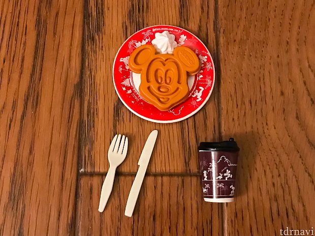 ミッキーワッフルとドリンク。