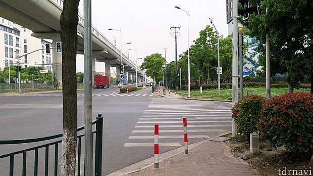設置された信号。ただし,左からも右からも右折車は赤信号関係なしです。