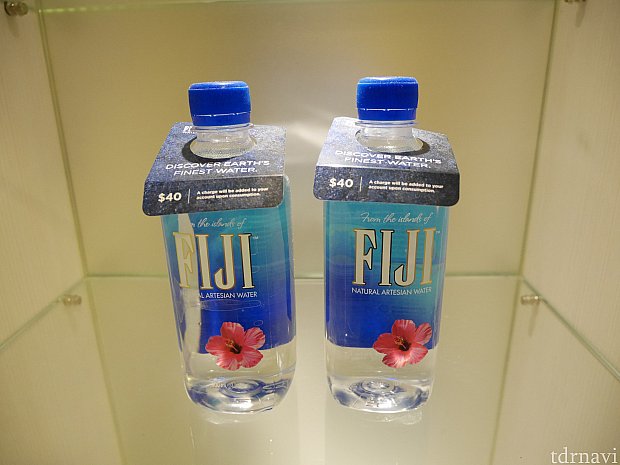 こちらは有料のお水です。
チェックアウトの際にはお部屋チェックがあるので、飲んだ場合はそこで請求されるのだと思います。