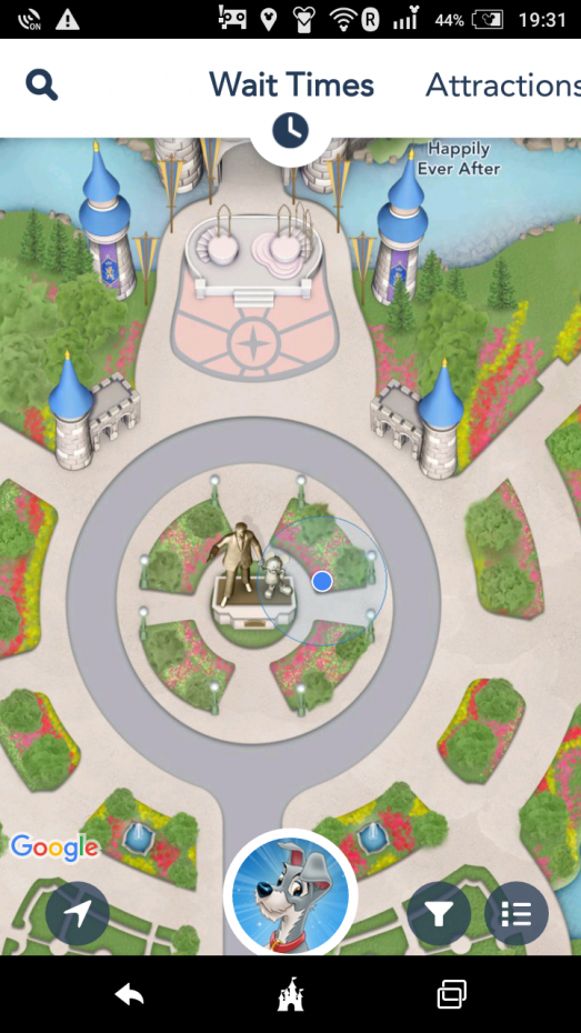 MAP
ハッピリーエバーアフターを待っていた時に、スクリーンショットをとっておいたものです。一見よさそうですが、前には街灯や植栽がありますので、もうちょい右にずれた位置がオススメ。この位置なら三脚据えても誰の邪魔にもなりません。