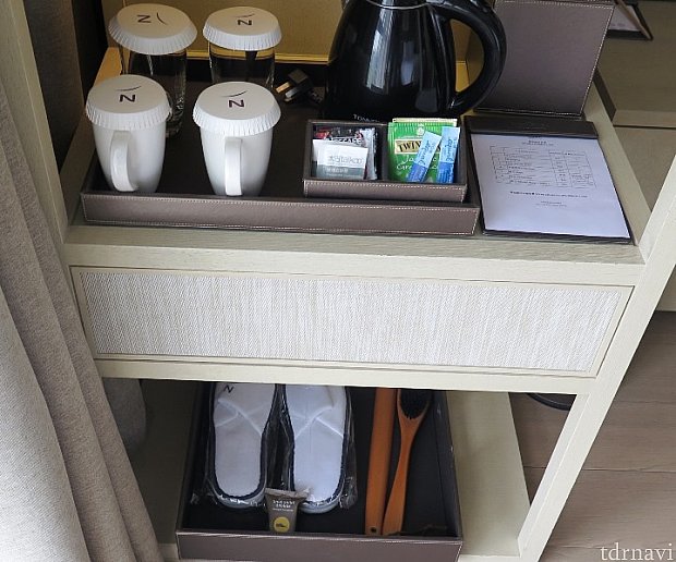 この上に冷蔵庫がありますが有料飲み物が綺麗に並んでおり,実質冷蔵庫は使えませんでした。