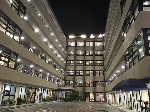 夜もきれいな感じ!館内にある博物館は営業時間外のため入れず…