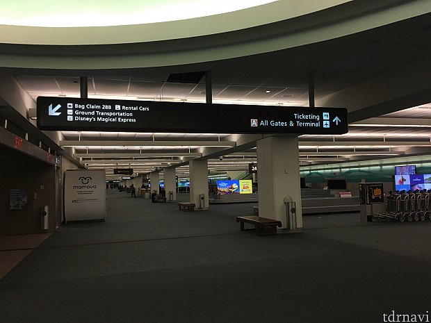 空港の案内板
ミッキーのシルエットあり