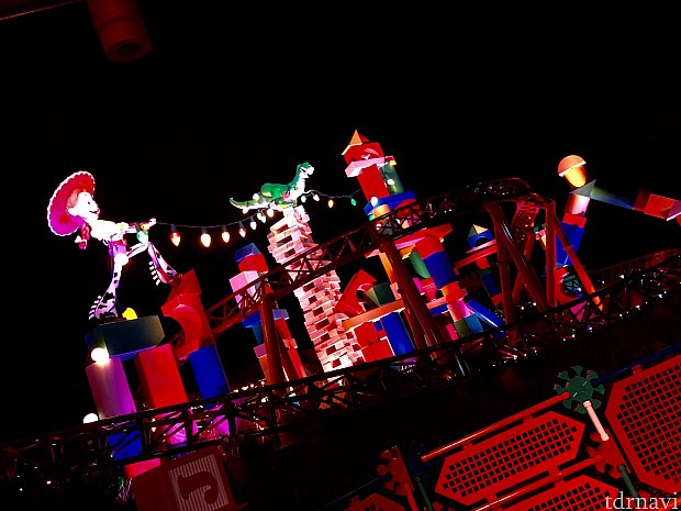 トイストーリーランド、夜景が思った以上に綺麗なんです!コースターはこのジェシー達の周りも2、3周します。とてもスムーズなコースターで、ある程度のスリルとトリックもあって期待以上の出来でした!また早く乗りに行きたい!ファストパスで!