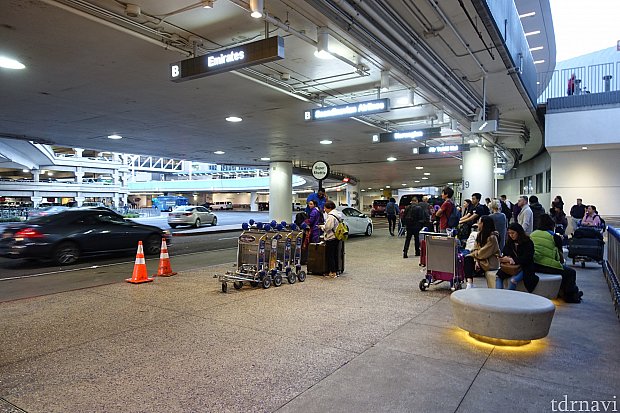 ロサンゼルス空港(Tom Bradley International Terminal)を出て右端にあるスーパーシャトル乗り場