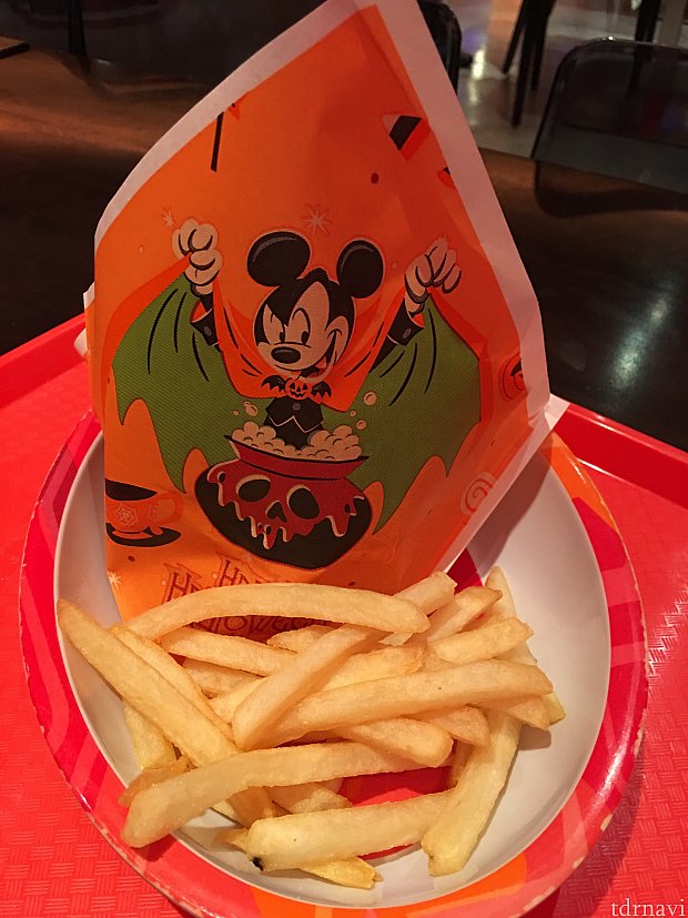 ハンバーガー🍔の包み紙もハロウィン仕様です🎃
ポテトも揚げたてて美味しかったです👍