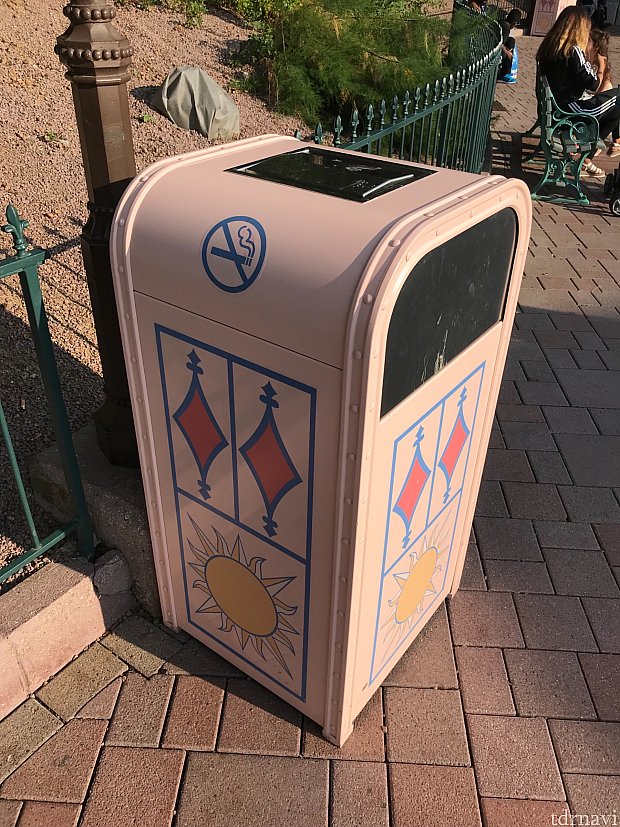 禁煙マーク付きのゴミ箱